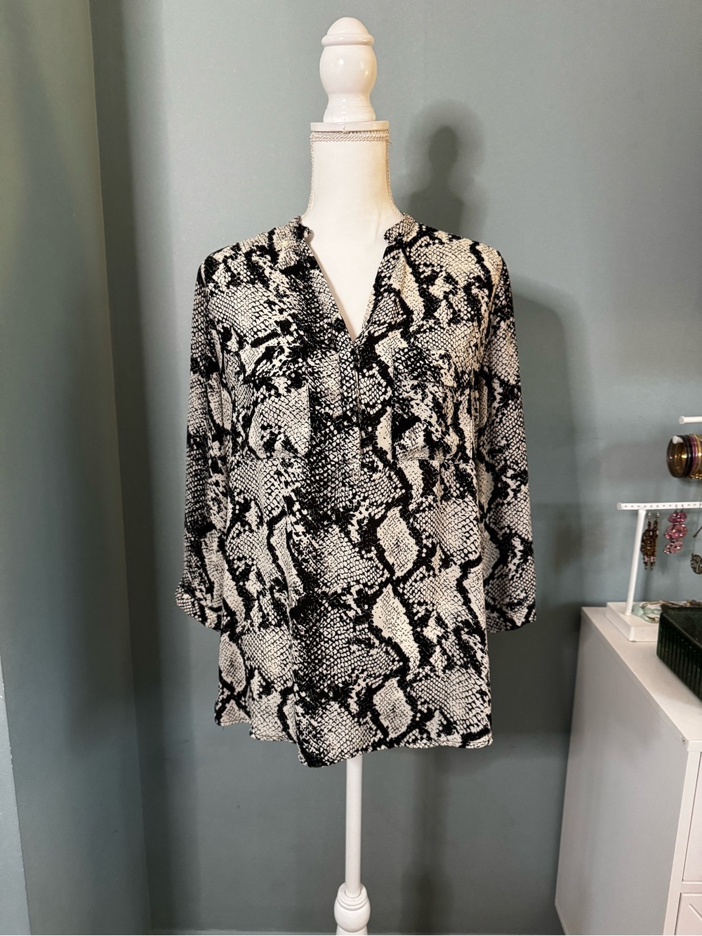 Womens Black & White Snake Print V-Neck Tunic Top Blouse Small